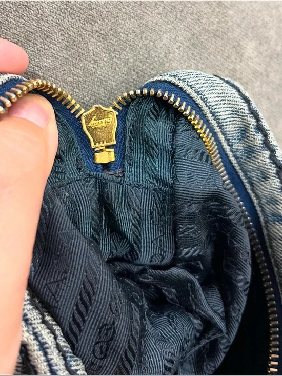 Prada bag - Picture 9 of 11